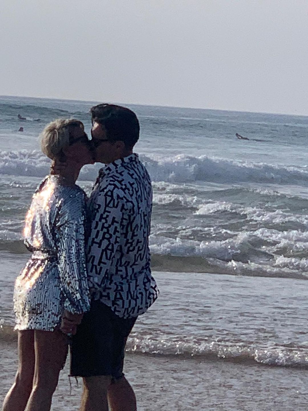 Paulla obściskuje się z partnerem na portugalskiej plaży