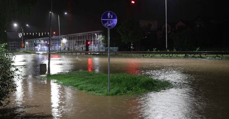 Ulewy w Krakowie. Nie żyje jedna osoba. Strażacy ewakuowali mieszkańców