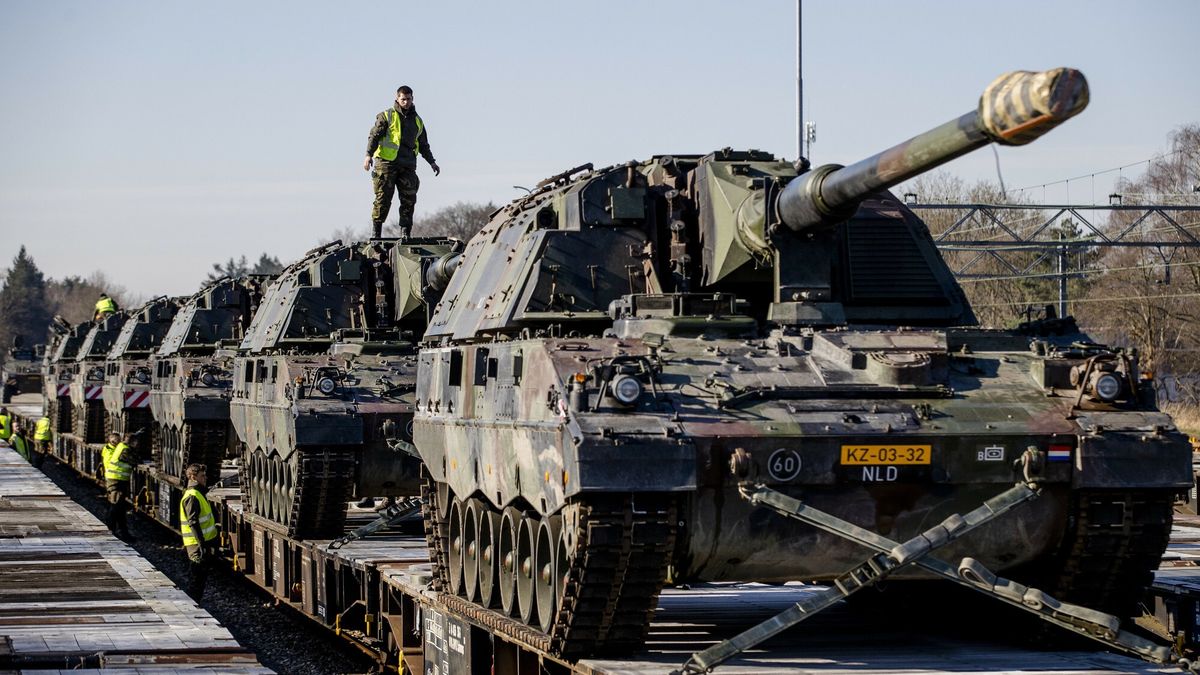 Transport holenderskich haubic na ?wiczenia do Niemiec
The HARD- Armored howitzers of the Royal Netherlands Army are put on the train at the lieutenant colonel Tonnet barracks. The vehicles will be moved to Berg-Hohne in Germany for a week-long exercise. ANP SEM VAN DER WAL
