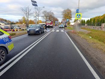 Potrącenie dwóch kobiet na DK50 w Kraszewie. Droga zablokowana, wyznaczono objazdy!