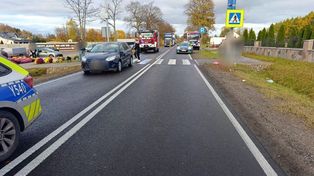 Potrącenie dwóch kobiet na DK50 w Kraszewie. Droga zablokowana, wyznaczono objazdy!