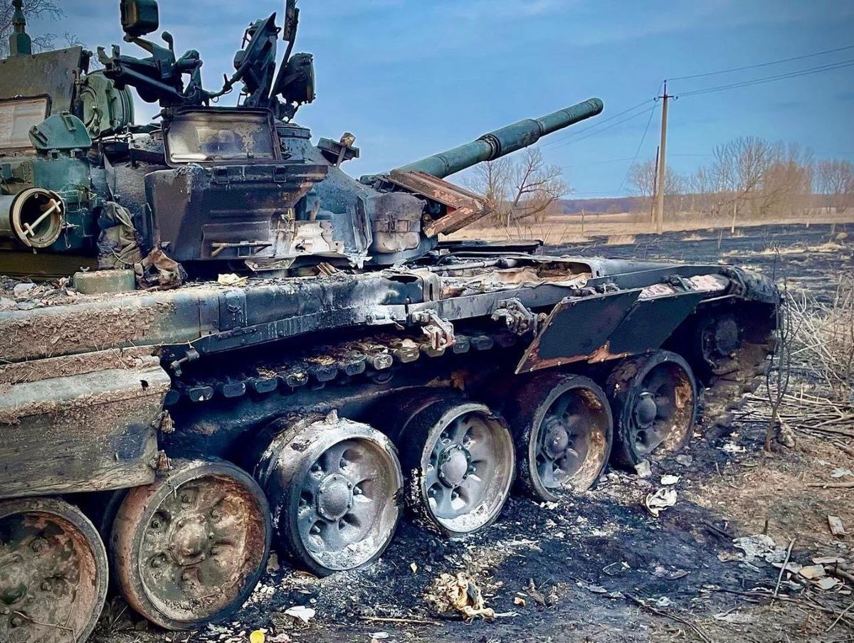 Zniszczony czołg rosyjski po ostrzale i najechaniu na minę