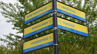 Tablice informacyjne po śląsku przy kościele MB Królowej Aniołów w Tychach-Wilkowyjach