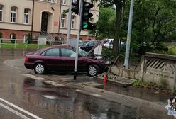 Wałbrzych. 13-latek ukradł samochód sąsiadce. Wjechał nim w płot