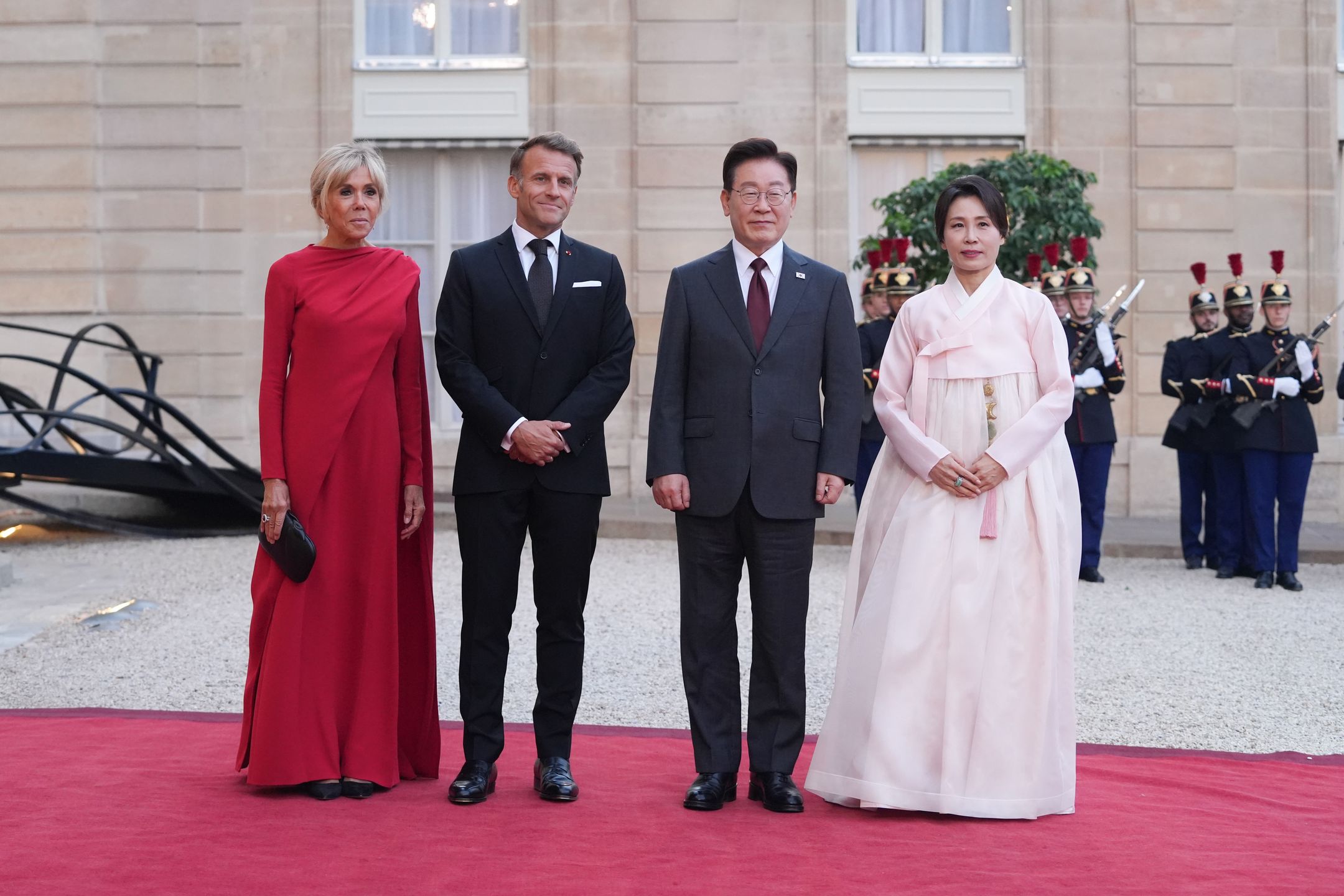 Lee Jae Myung i Kim Hea Kyung, Emmanuel i Brigitte Macronowie
