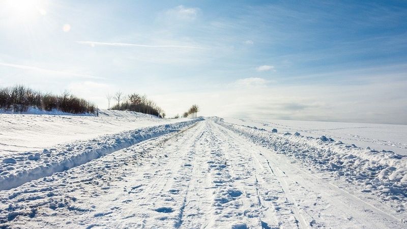 śnieg zima droga zaspy