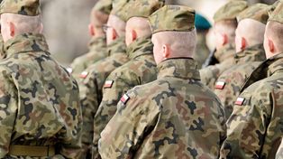 6300 złotych za 27 dni szkoleń wojskowych, również w województwie śląskim. Tłumy młodych mężczyzn i kobiet przed jednostkami