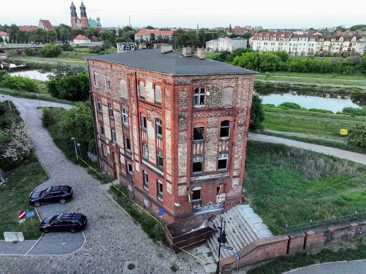 Ruina na Chwaliszewie została ogrodzona. Rozpoczęły się prace remontowe? Miasto twierdzi, że o niczym nie wie