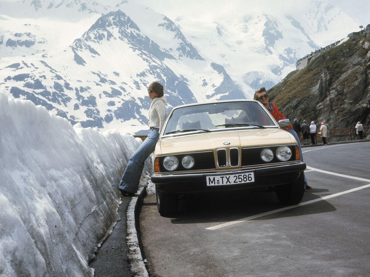 BMW Serii 7 E23 pojawiło się w roku 1977. Jego protoplastą było E3.