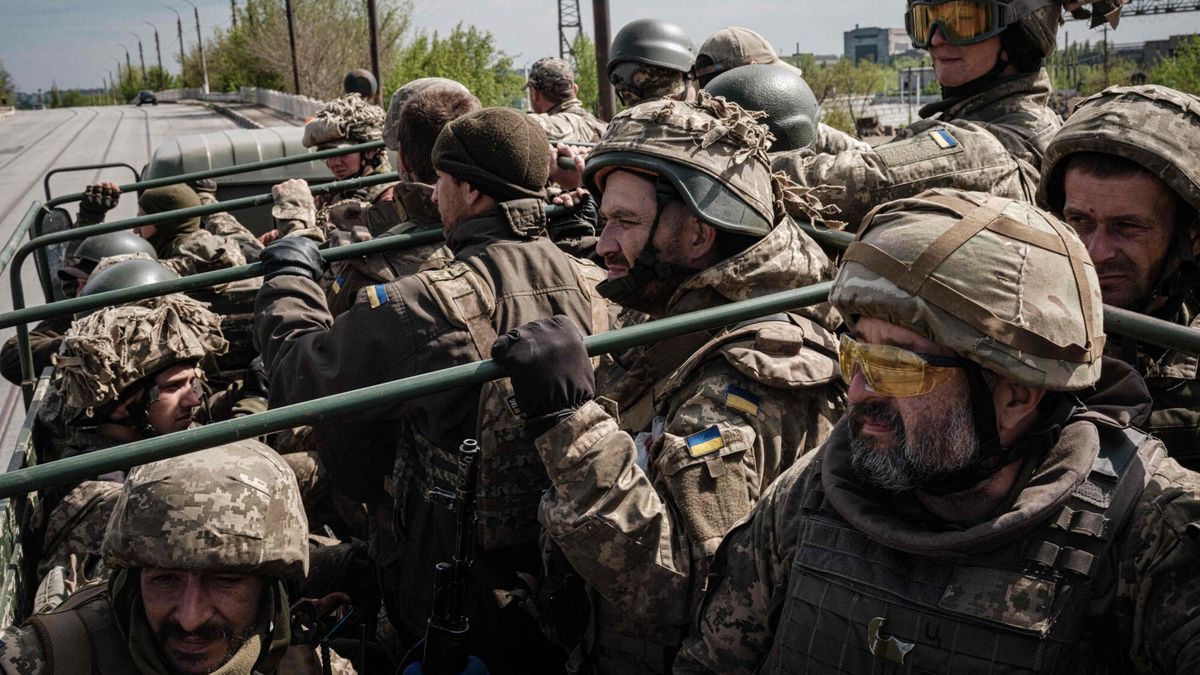 Ukraina - arch
TOPSHOT - Ukrainian soliders ride in the back of a truck to a resting place after fighting on the front line for two months near Kramatorsk, eastern Ukraine on April 30, 2022. - Russia invaded Ukraine on February 24, 2022. (Photo by Yasuyoshi CHIBA / AFP)
YASUYOSHI CHIBA