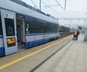 Warszawa: Mężczyzna leżał na torach kolejowych. Pociąg w ostatniej chwili się zatrzymał. Trwa wyjaśnianie przyczyn zdarzenia