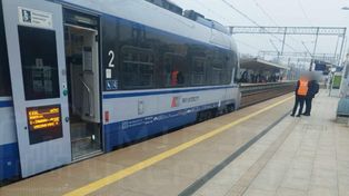 Warszawa: Mężczyzna leżał na torach kolejowych. Pociąg w ostatniej chwili się zatrzymał. Trwa wyjaśnianie przyczyn zdarzenia