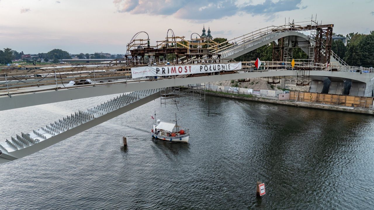 Kraków: Bulwary Wisły zablokowane. Budują kładkę Kazimierz-Ludwinów