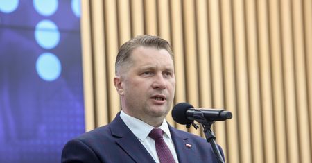 Znów kontrowersje w nowym podręczniku do HiT. Sprawdziliśmy, co trafi do szkół