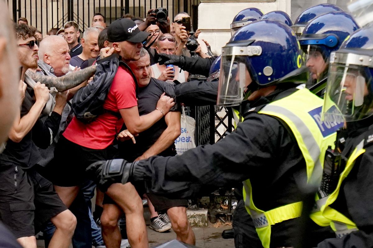 downing street, wielka brytania, zamieszki, londyn, protest, zabójstwo 17-latek zabił trzy dziewczynki. Zamieszki i starcia z policją w Londynie