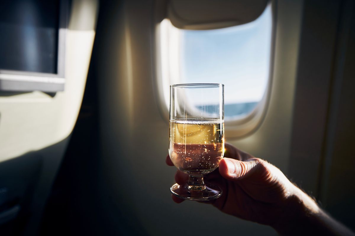 Picie alkoholu podczas podróży samolotem może przynieść opłakane skutki 