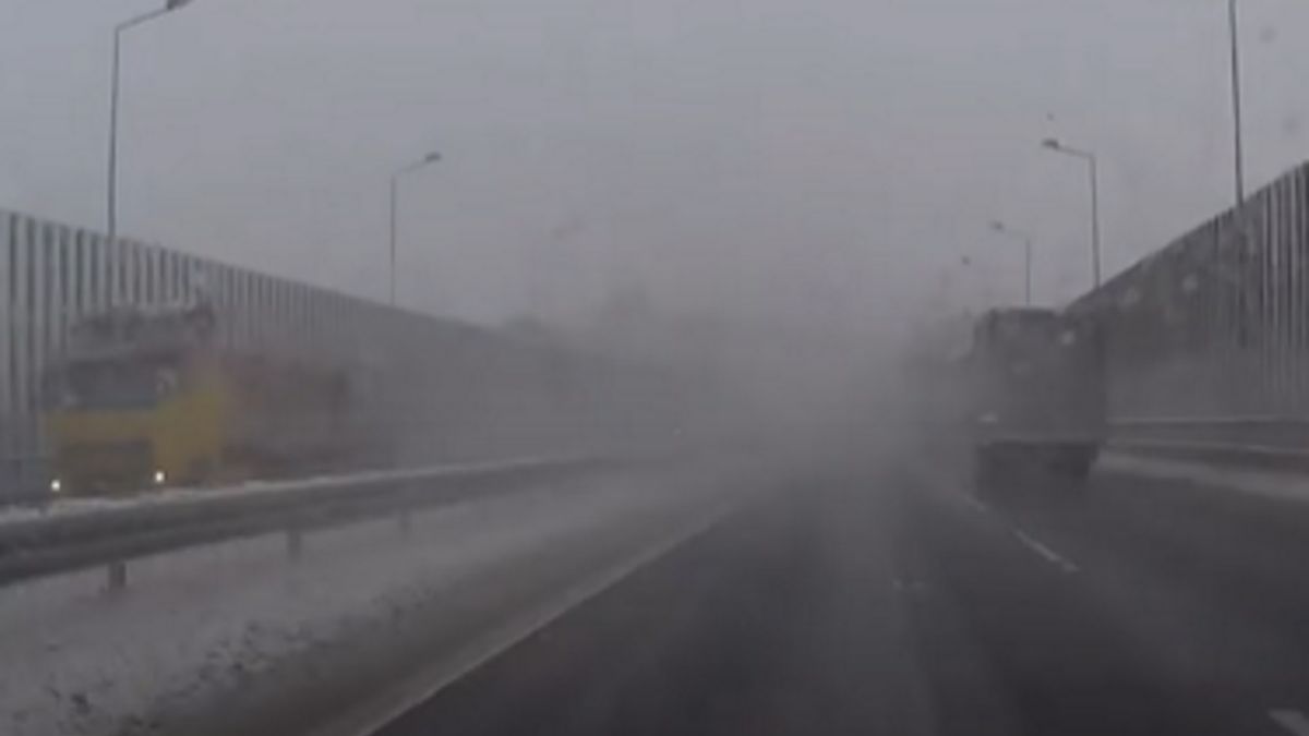 Z samochodu spadał śnieg