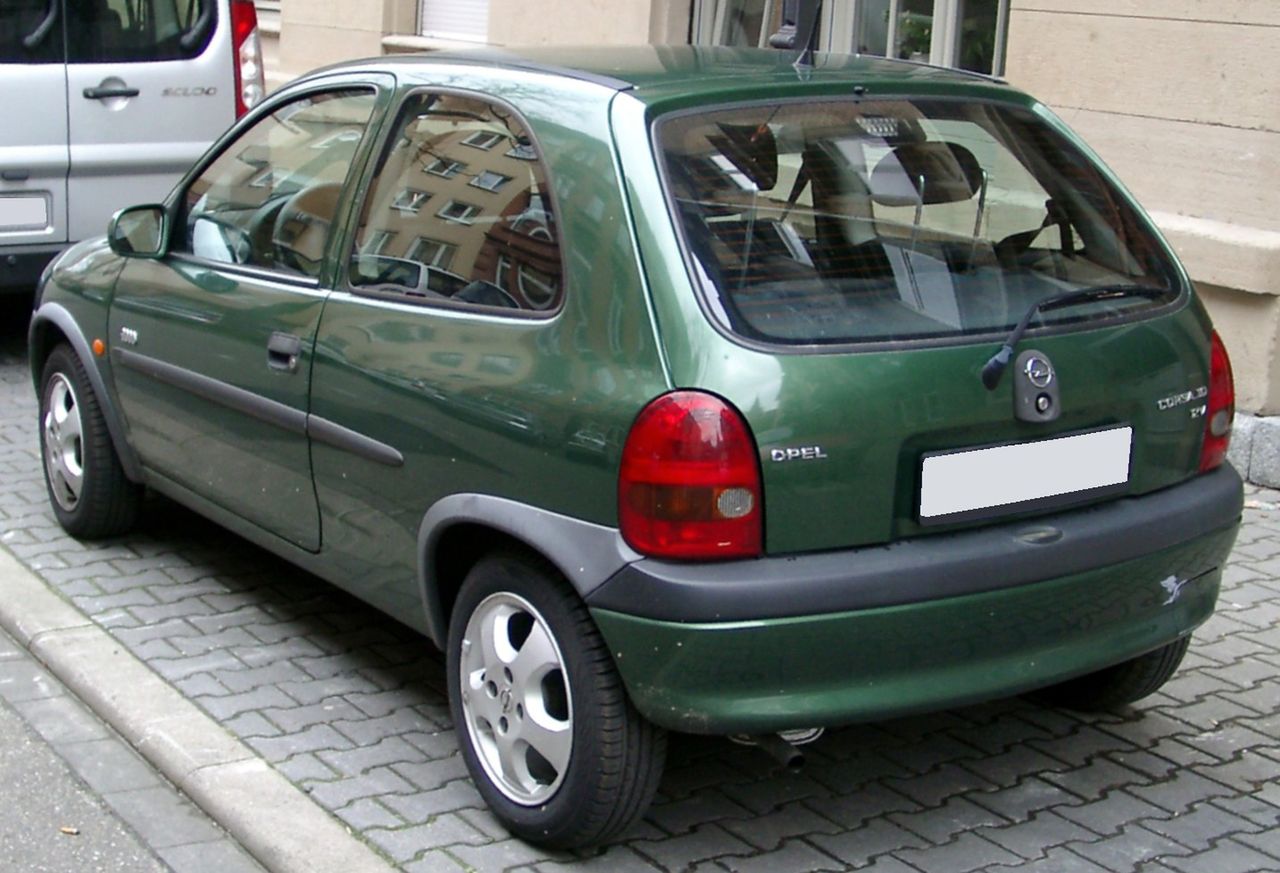W modelach Opel Corsa z lat 90. wewnętrzny kształt klosza przeciwmgłowego po stronie pasażera uniemożliwiał proste włożenie żarówki w celu aktywacji światła.