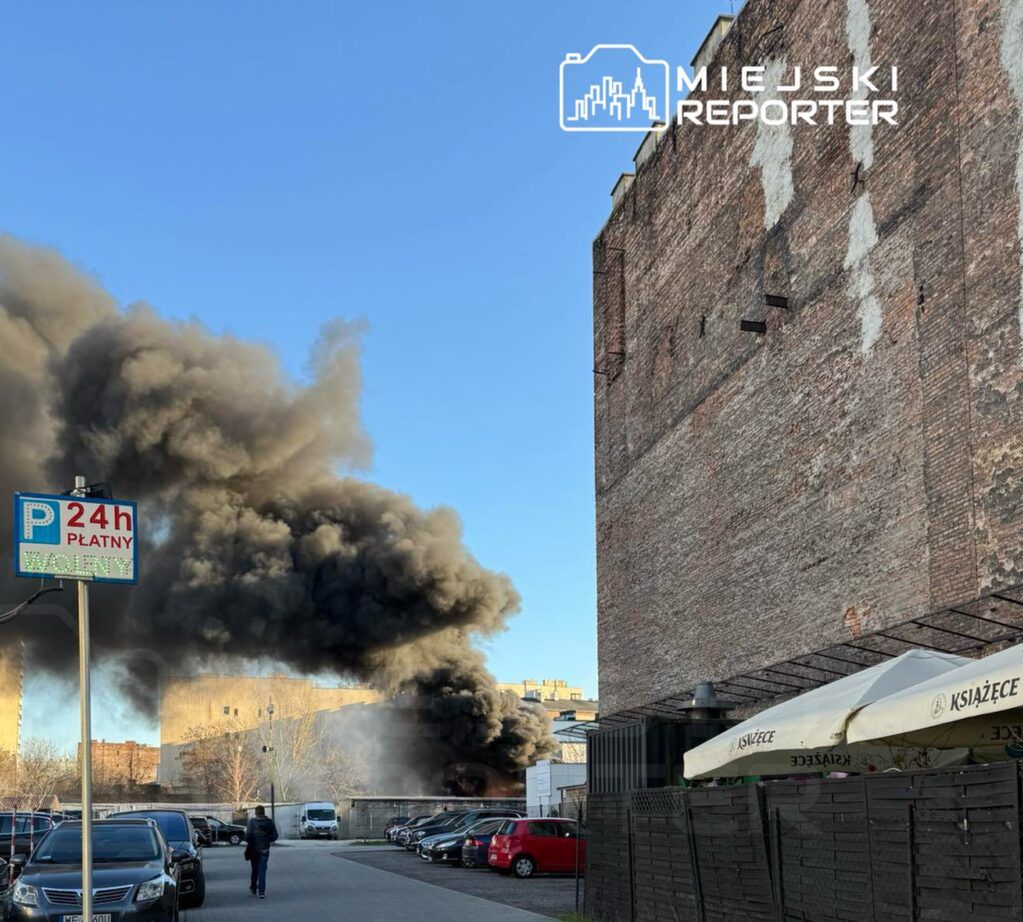 Płonie Bazar Różyckiego na Pradze-Północ. Zadymienie widać z całej Warszawy! Trwa akcja gaśnicza