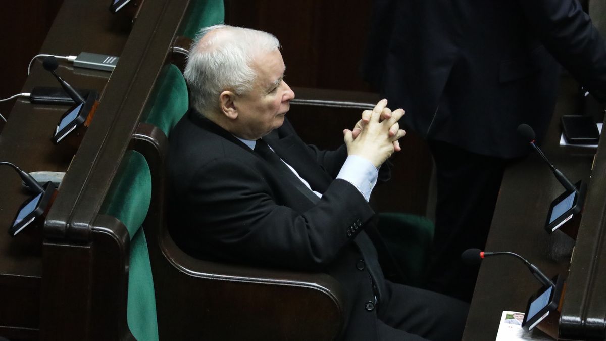 Warszawa, 14.11.2023. Prezes PiS Jarosław Kaczyński na sali obrad Sejmu w Warszawie, 14 bm. w drugim dniu posiedzenia inaugurującego X kadencję izby. Posłowie zajmują się m.in. wyborem członków KRS z ramienia Sejmu. (jm) PAP/Tomasz Gzell