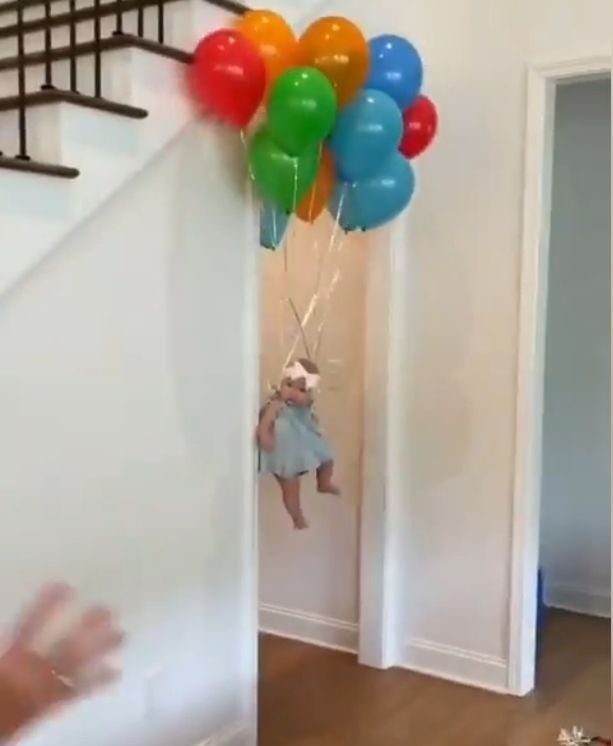 Dziecko przywiązane do balonów &quot;unosi&quot; się