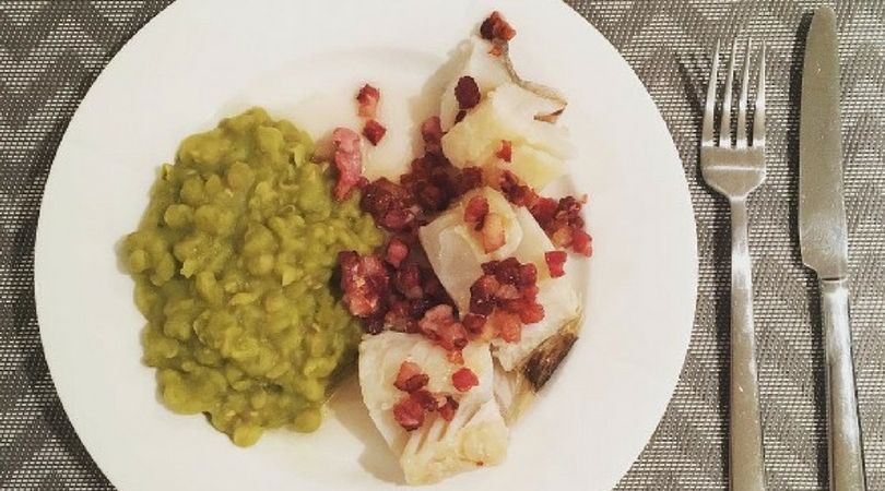 Lutefisk przyrządza się z użyciem ługu, który jest substancją żrącą