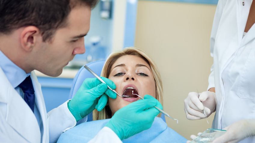 Gorzki posmak w ustach może być objawem próchnicy