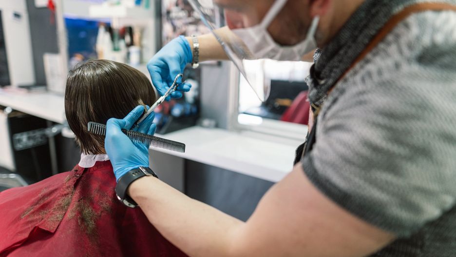 Salony fryzjerskie podczas epidemii koronawirusa. Zakazano m.in. używania telefonu podczas wizyty 