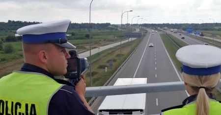 Zasada dwóch sekund. Kierowcy jej nie znają, więc pokazano to jak na tacy
