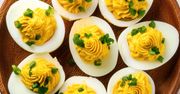 Faszerowane jajka "na żółto". Kluczowa dla smaku i koloru jest 1 przyprawa