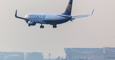 Skandal podczas lotu z Rzeszowa. Steward pił alkohol na pokładzie samolotu