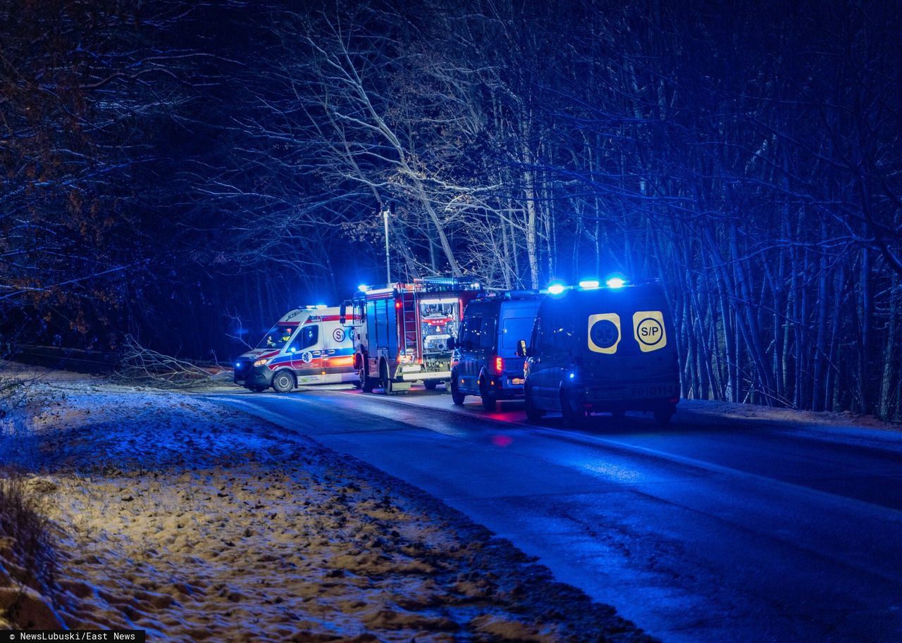 Tragiczny wypadek. 40-latek uderzył w drzewo i dachował