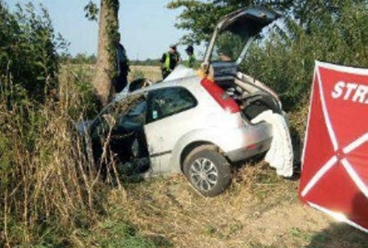 Jedna osoba zginęła, a cztery zostały ranne w zderzeniu samochodu z drzewem na drodze w województwie pomorskim