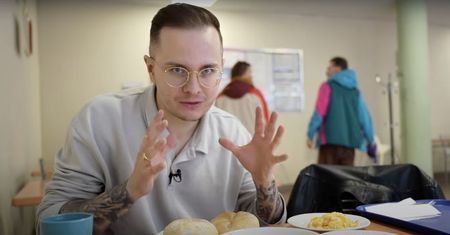 Poszedł na śniadanie do baru mlecznego. Zobaczył cenę i przetarł oczy ze zdumienia