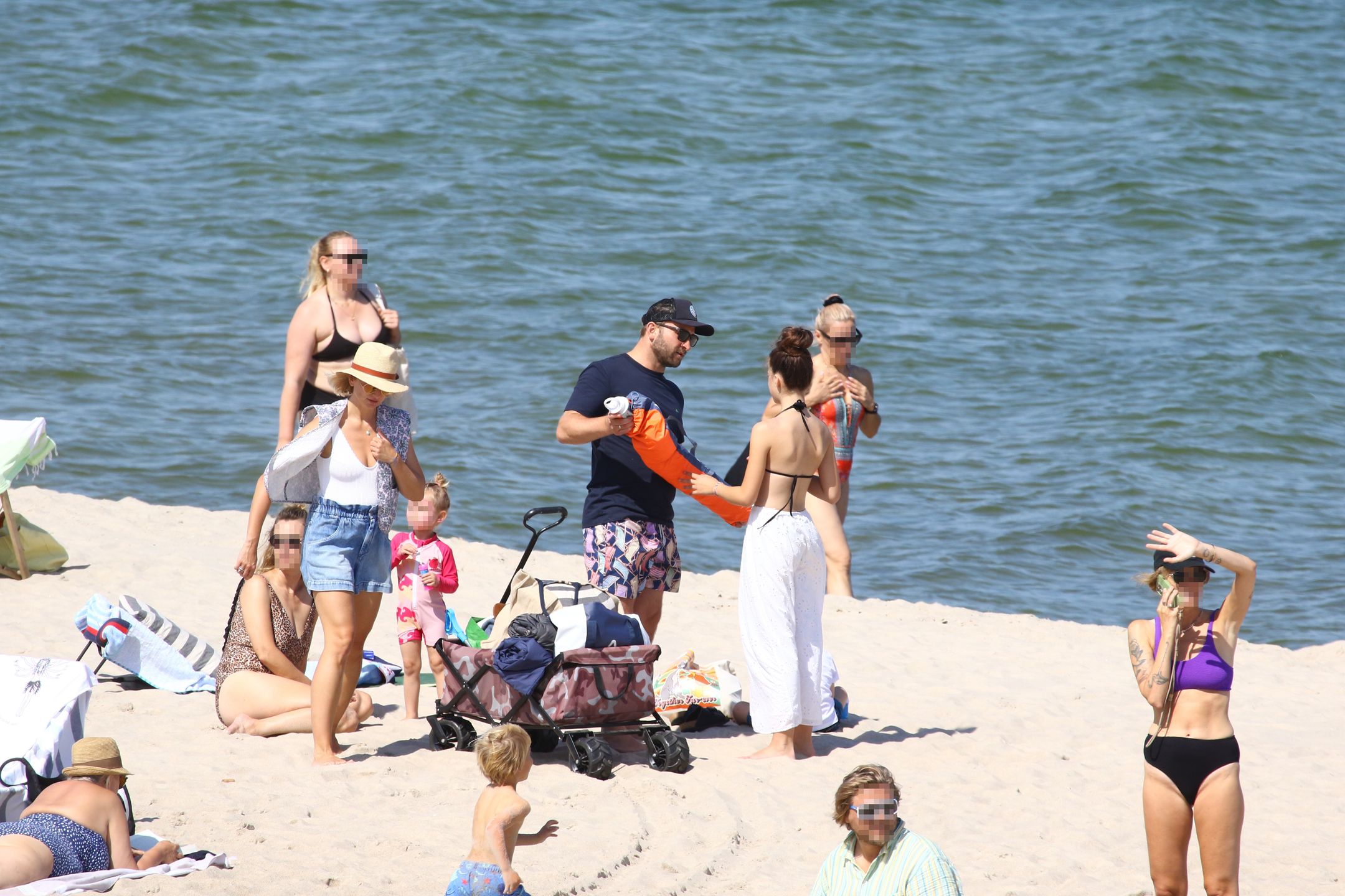 Borys Szyc na plaży z rodziną