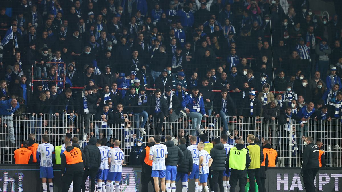 BERLIN, GERMANY - NOVEMBER 20: Hertha Berlin fans speak to players of Hertha Berlin after their sides defeat after the Bundesliga match between 1. FC Union Berlin and Hertha BSC at Stadion An der Alten Foersterei on November 20, 2021 in Berlin, Germany. (Photo by Martin Rose/Getty Images)