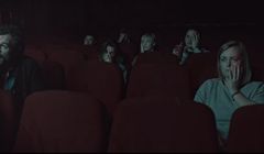 Złe filmy odbijają się na twarzach widzów w reklamie Filmwebu (wideo)