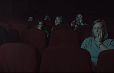 Złe filmy odbijają się na twarzach widzów w reklamie Filmwebu (wideo)