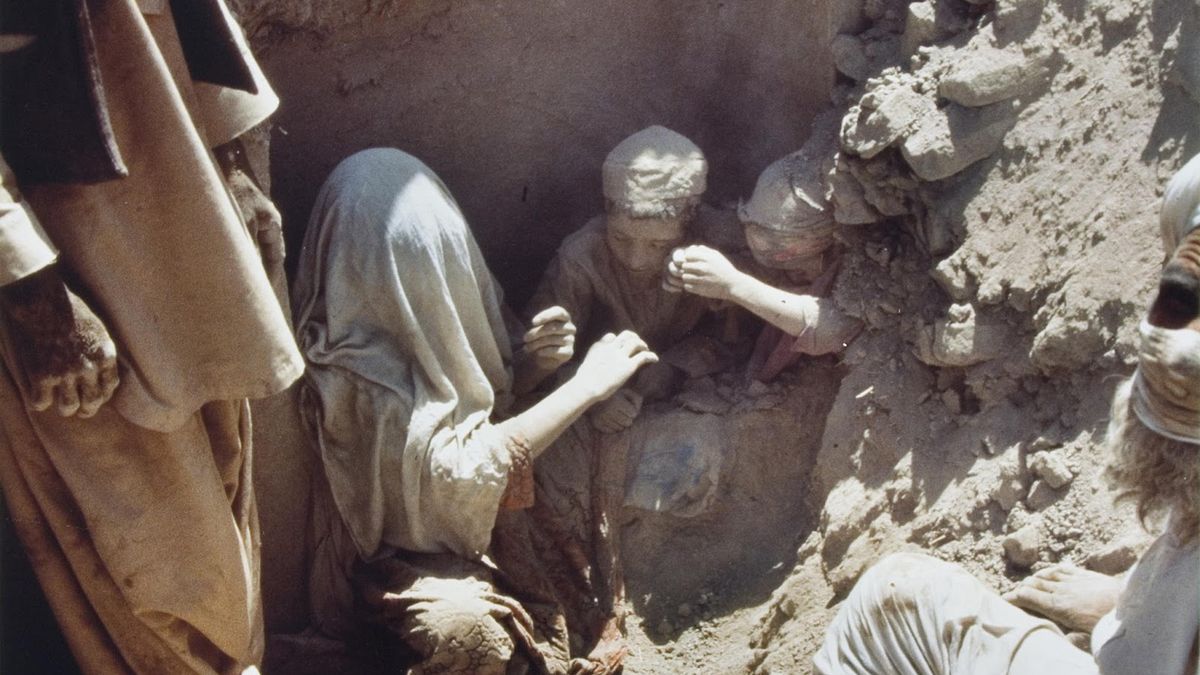 Radosław Sikorski i „Prochy Świętych". Historia niezwykłej fotografii nagrodzonej w konkursie World Press Photo 1