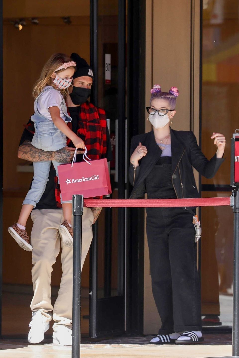 Kelly Osbourne prezentuje nową figurę na zakupach z chłopakiem i jego córką