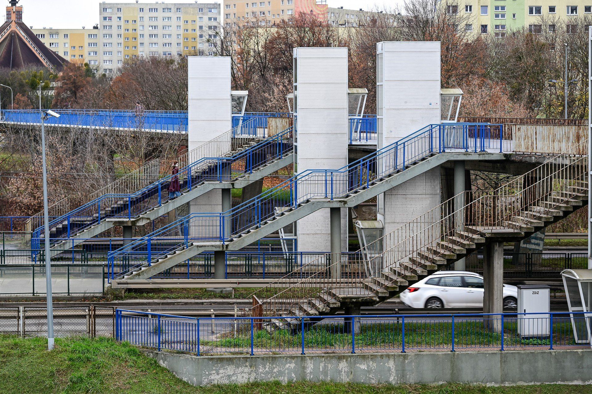 Prace rozbiórkowe kładki dla pieszych na Zaspie w Gdańsku