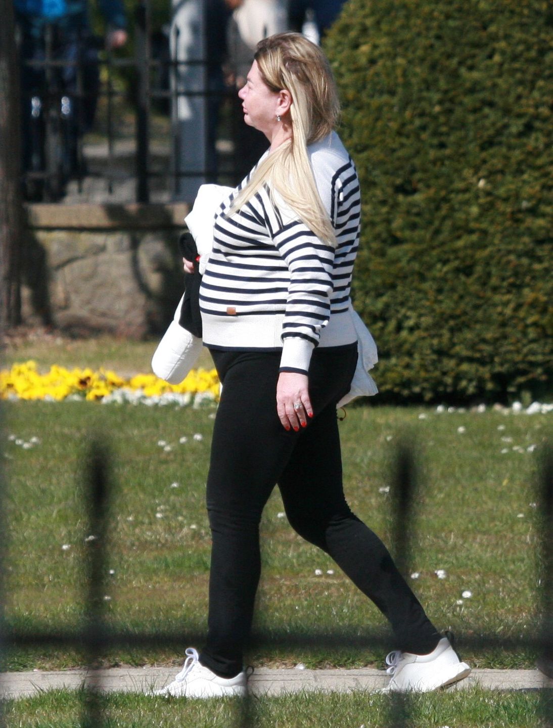 Odmieniona Katarzyna Niezgoda snuje się po Sopocie 