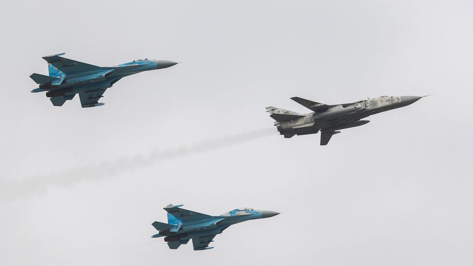 Clear Sky 2018 international military exercise
epa07088565 Ukrainian Su-27 fighters escort a Su-24 front-line bomber (R) during the Clear Sky 2018 military exercise on the Starikostyantyniv airbase in Khmelnitskiy area, Ukraine, 12 October 2018. Clear Sky 2018 is a multinational military exercise focusing on promoting peace and security. It will be held in Ukraine from 08 to 19 October and involve approximately 950 personnel from nine nations, including Belgium, Denmark, Estonia, the Netherlands, Poland, Romania, Ukraine, the United Kingdom and United States.  EPA/SERGEY DOLZHENKO 
Dostawca: PAP/EPA.
SERGEY DOLZHENKO