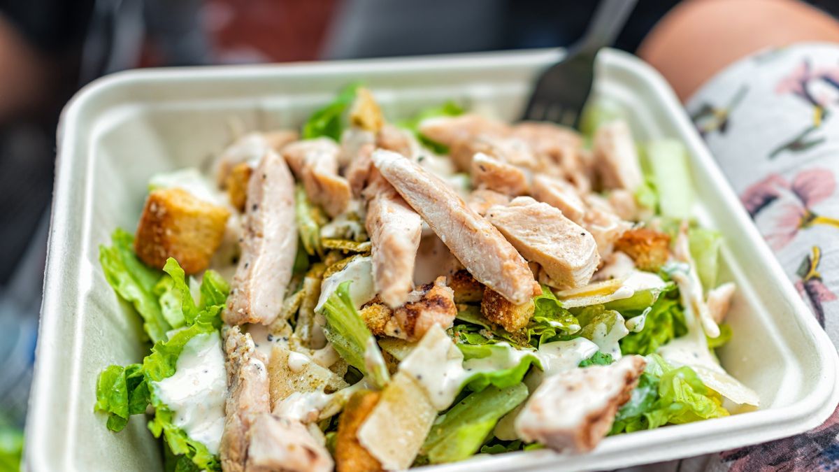 Świeża sałatka w lunchboxie