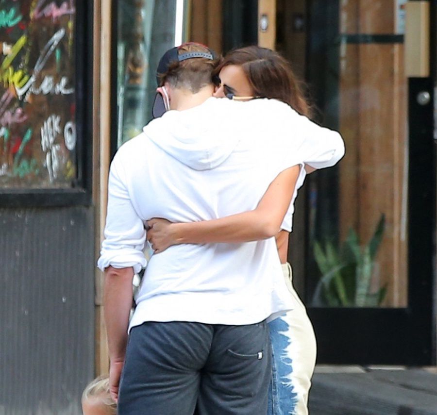 Irina Shayk i Bradley Cooper na spacerze z córką