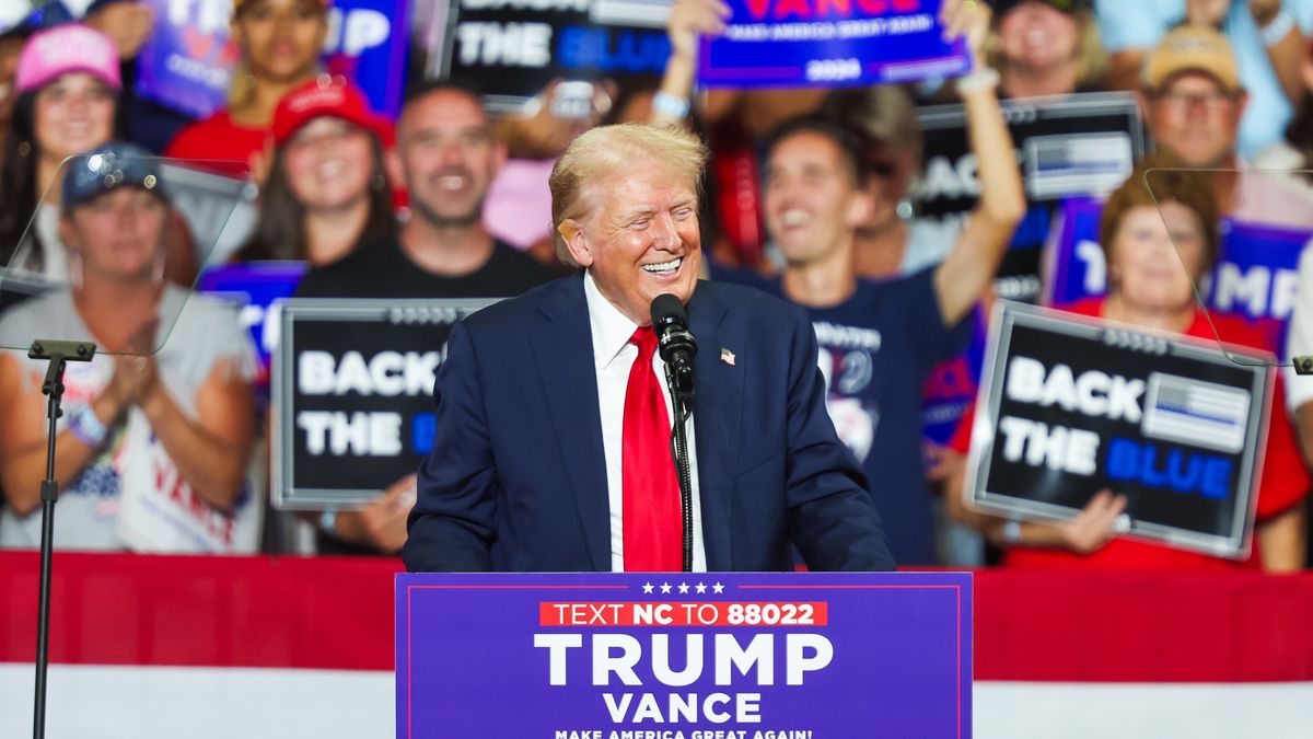 Republican presidential candidate Donald J. Trump speaks during a campaign rally at Bojangles Coliseum in Charlotte, North Carolina, USA, 24 July 2024. EPA/DAVID JENSEN Dostawca: PAP/EPA.