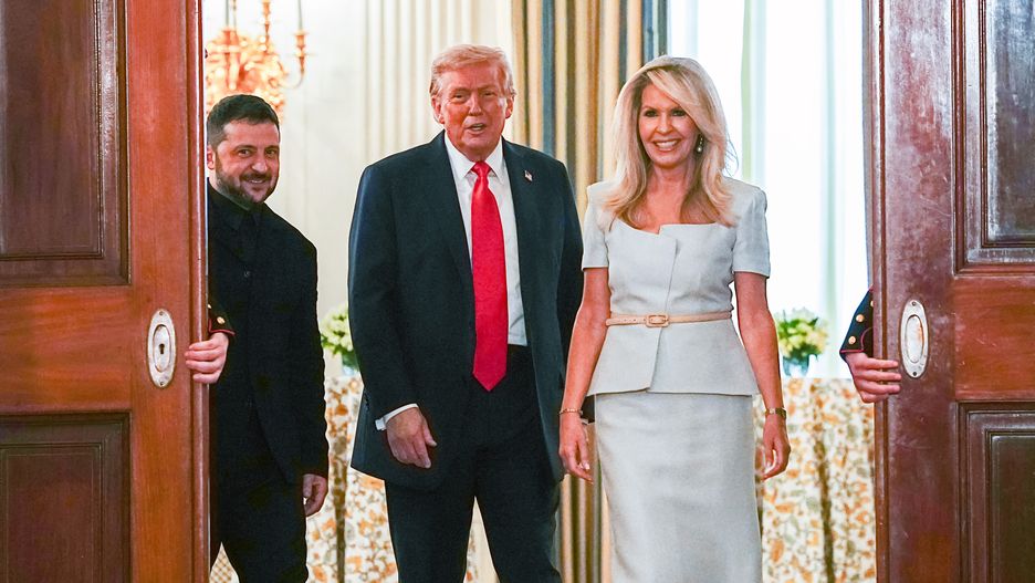 White House Chief of Protocol Monica Crowley (R) escorts United States President Donald J Trump (C) and Ukraine's President Volodymyr Zelensky from the State Dining Room to join other European Leaders for a ?family photo? in the Cross Hall of the White House in Washington, DC, USA, 18 August 2025. European Leaders are at the White House in support of President Zelenskyy following President Trump?s meeting with President Vladimir Putin of Russia in Anchorage, Alaska, USA, on August 15, 2025. EPA/AARON SCHWARTZ / POOL Dostawca: PAP/EPA.