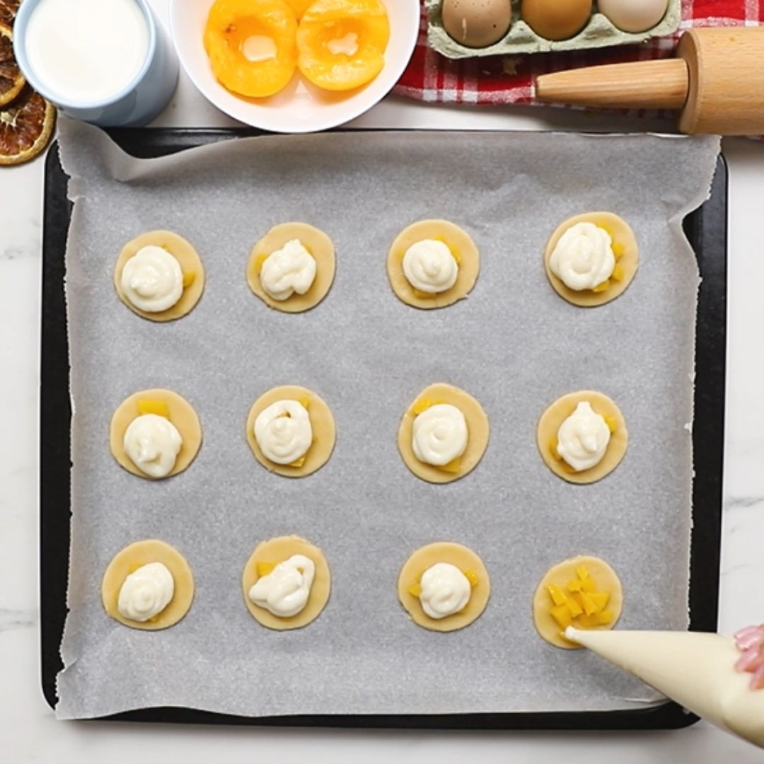 As the next ingredient, I add homemade pudding to the cookies.