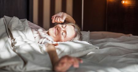 Postaw obok łóżka. To prawdziwa rewolucja w sypialni