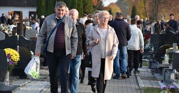 Knurów: Tłumy na cmentarzu parafialnym. Pamiętają o swoich bliskich, którzy już odeszli